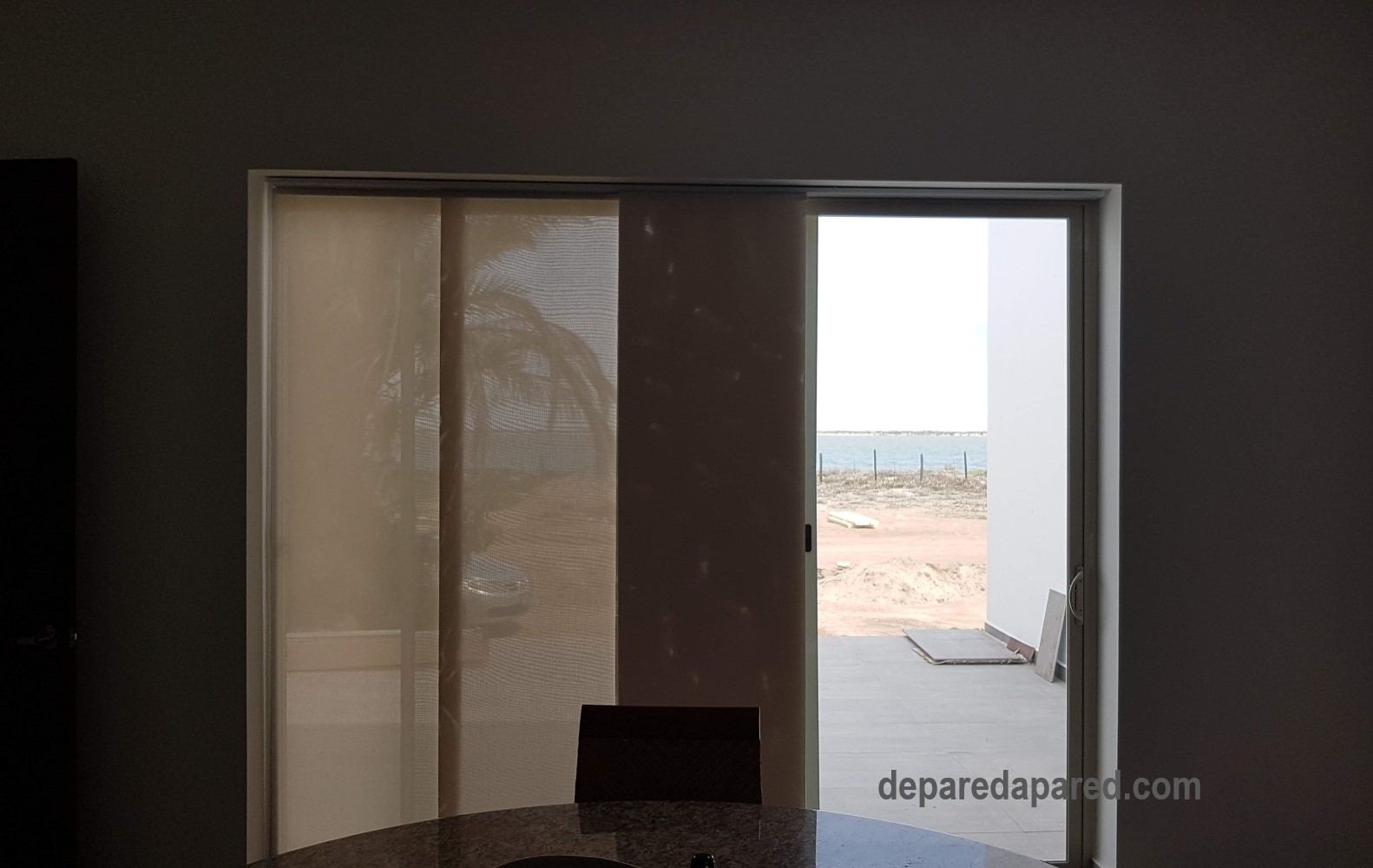 panel deslizante semitranslúcido abierta en playa
