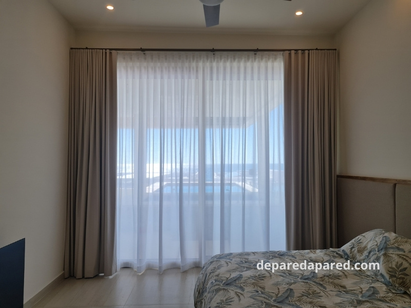 cortina ondulada con cortinero decorativo bronce blackout y frescura en recamara san carlos